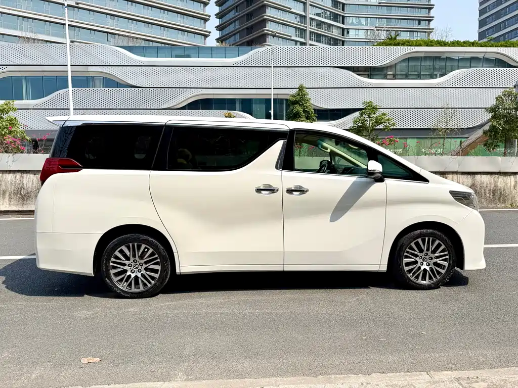 Toyota Alphard 2017 — фото 7