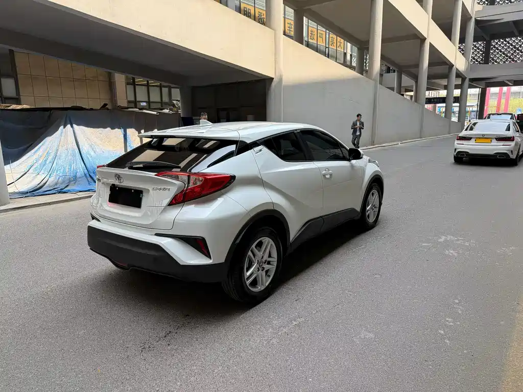 Toyota C-HR 2023 — фото 6