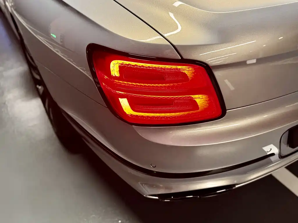 Bentley Flying Spur 2023 — фото 11