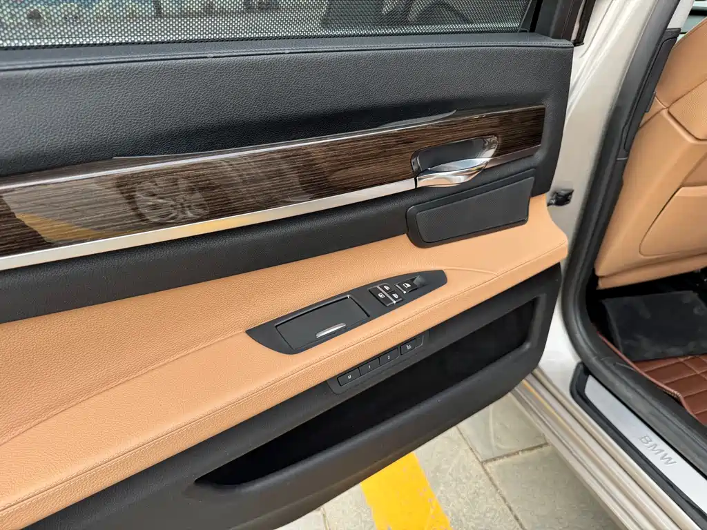 BMW 7 Series 2012 — фото 14