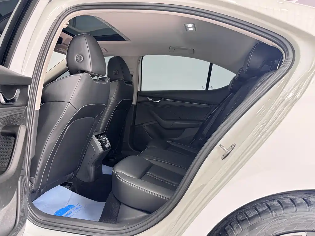 Skoda Octavia 2023 — фото 10