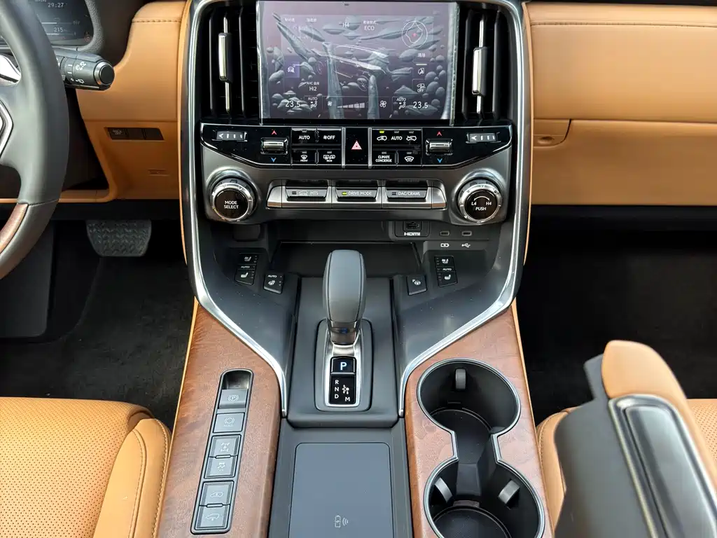 Lexus LX — фото 12