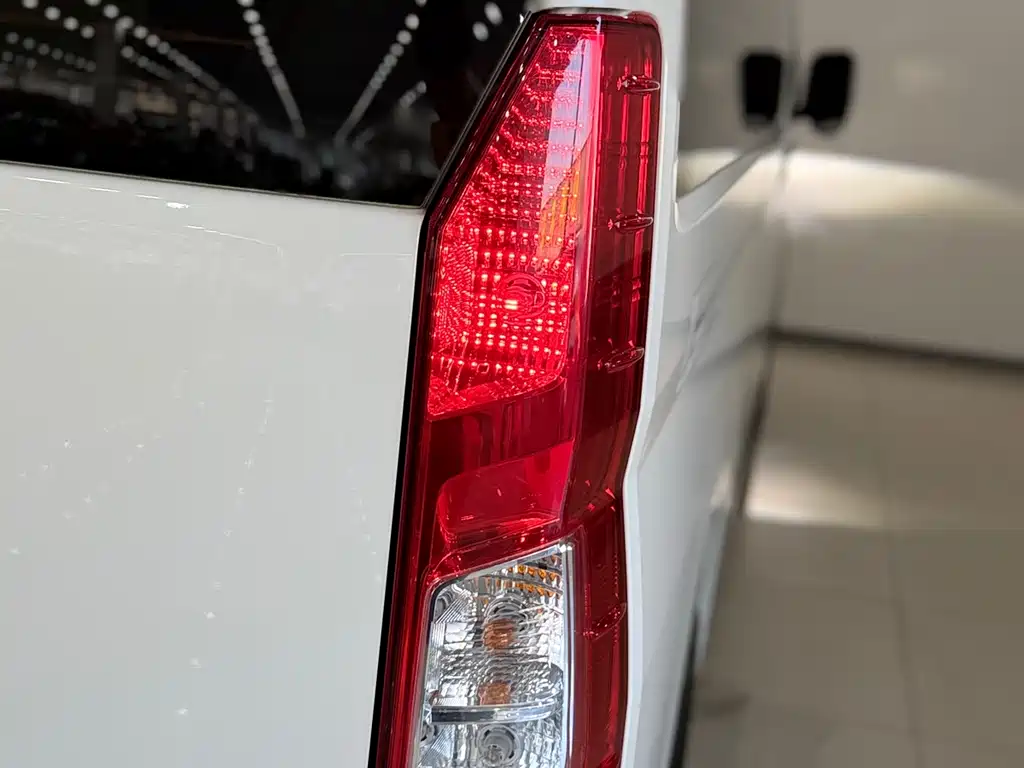 Toyota Hiace 2023 — фото 26