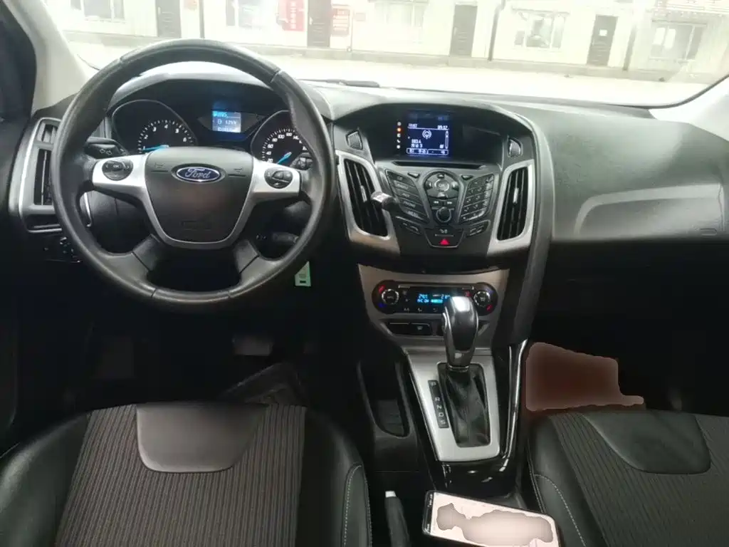 Ford Focus 2014 — фото 10