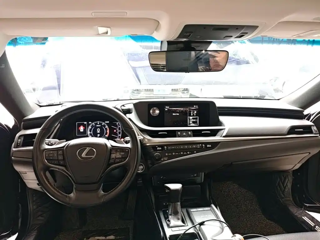 Lexus ES 2018 — фото 16