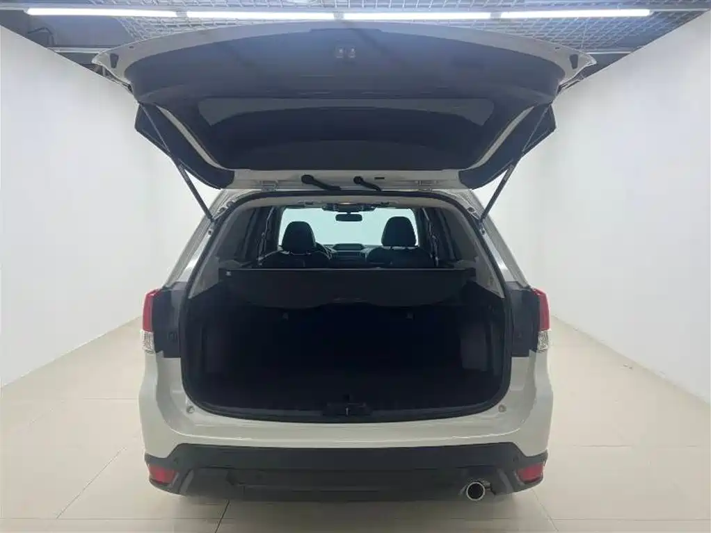 Subaru Forester 2023 — фото 8