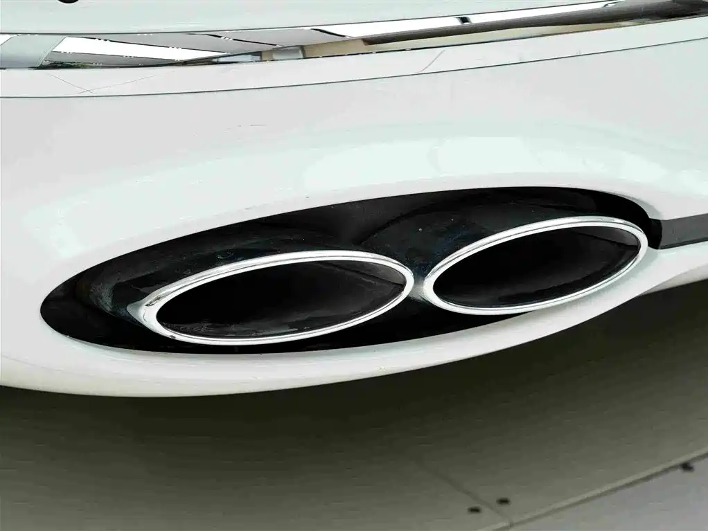 Bentley Flying Spur Plug-In Hybrid 2023 — фото 28