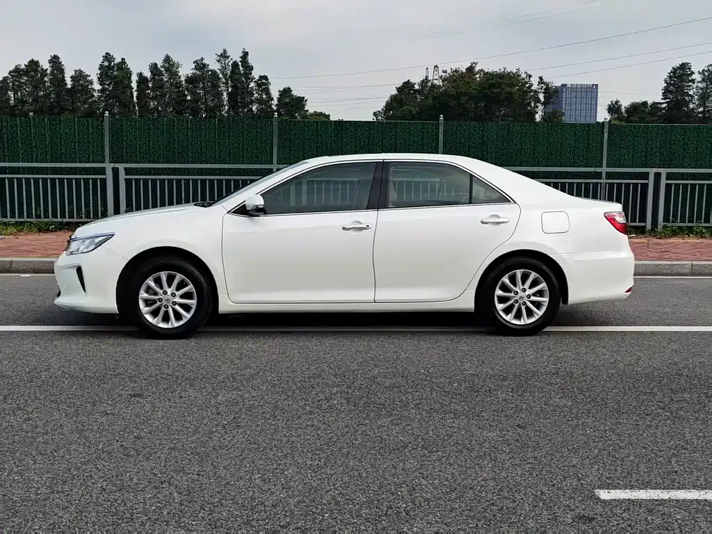 Toyota Camry 2015 — фото 4