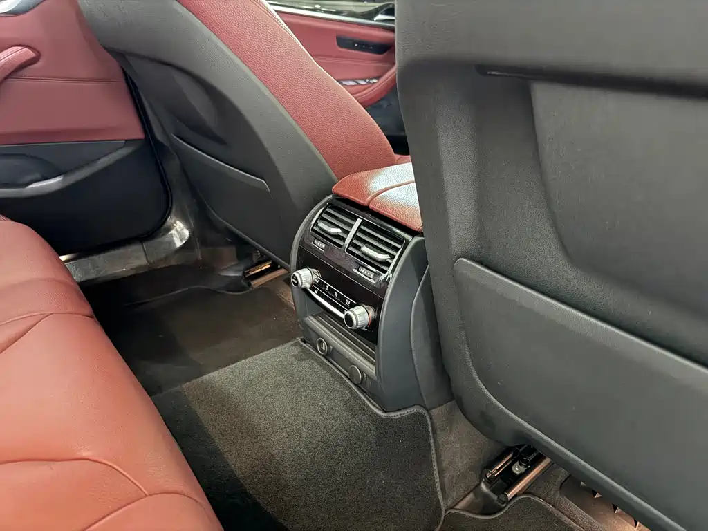 BMW 5 Series 2018 — фото 10