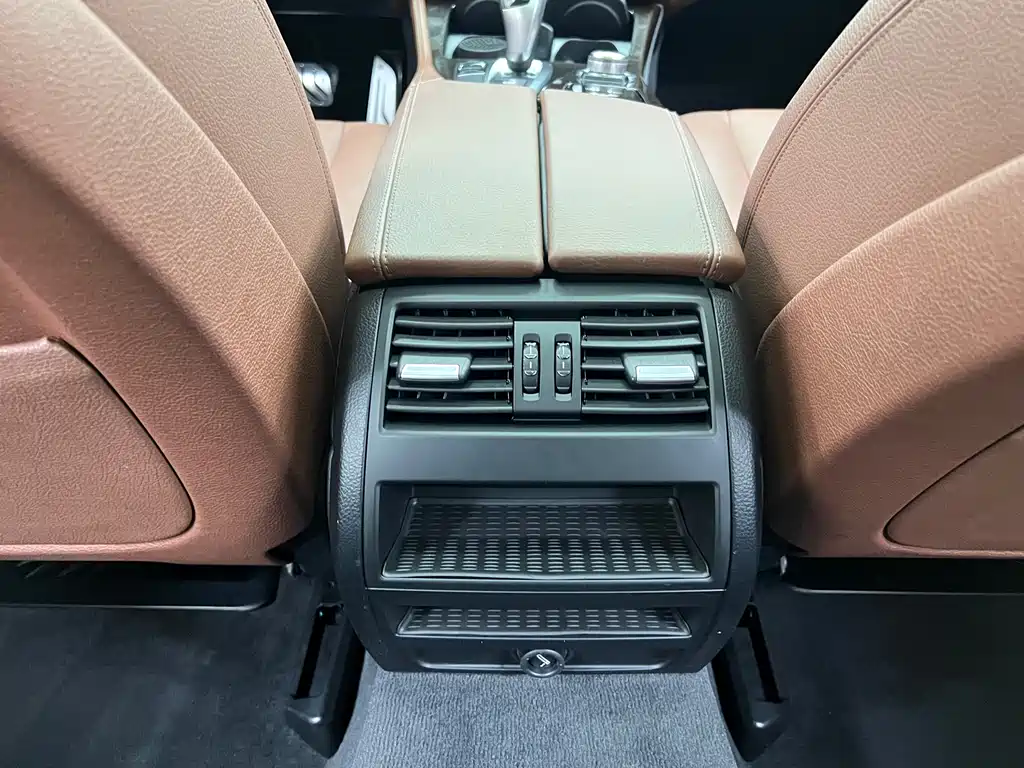 BMW 5 Series 2017 — фото 20