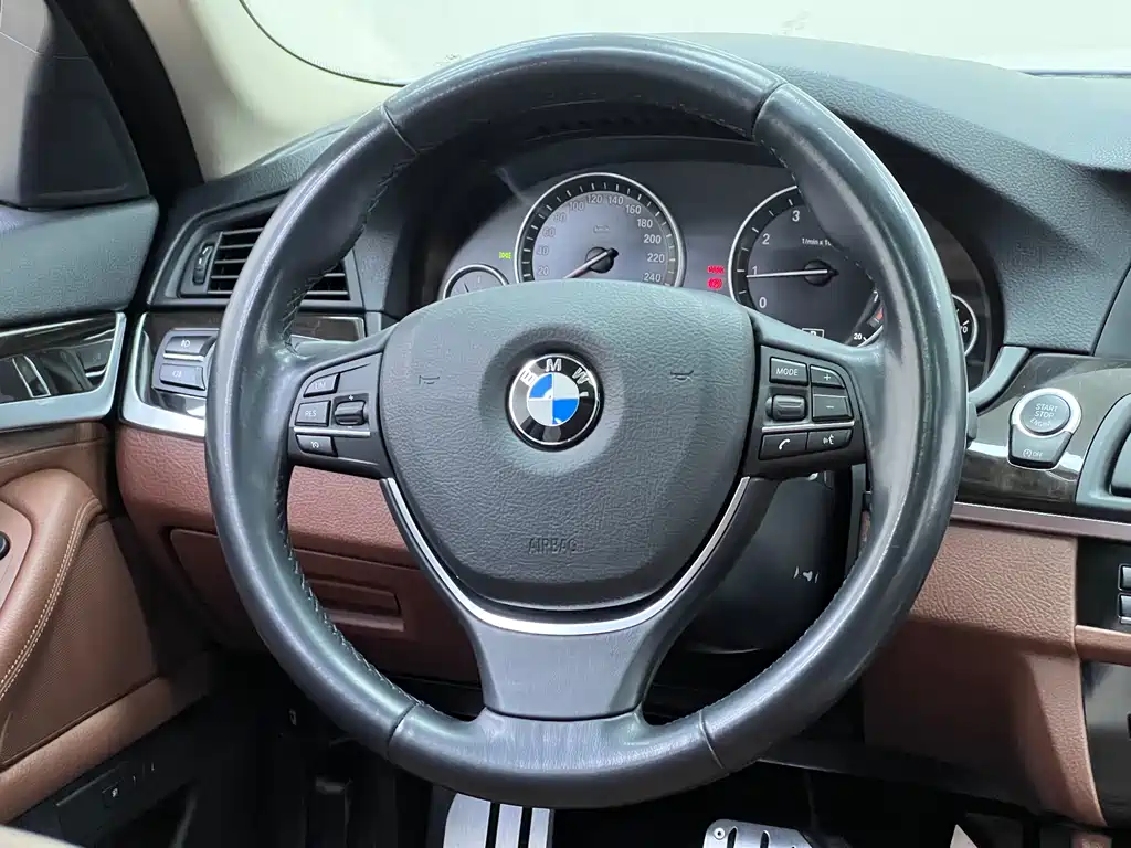 BMW 5 Series 2017 — фото 27