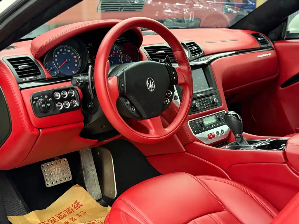 Maserati GranTurismo 2012 — фото 12