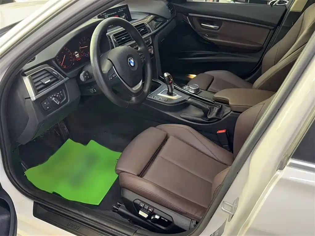 BMW 3 Series 2019 — фото 10