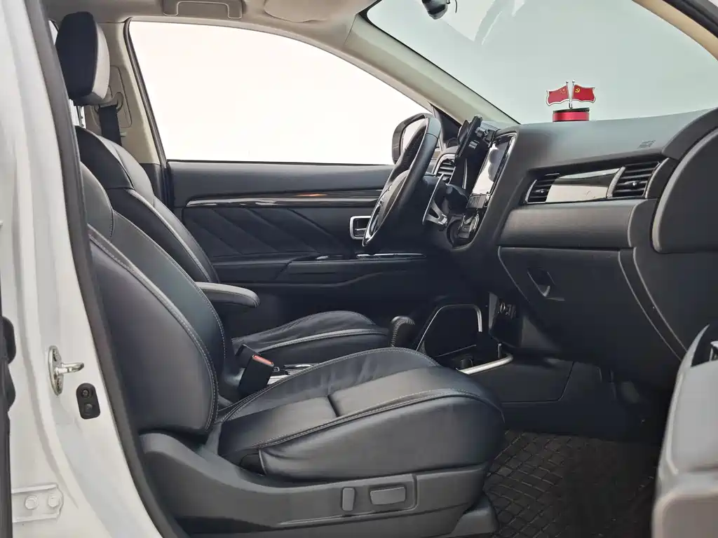 Mitsubishi Outlander 2020 — фото 10