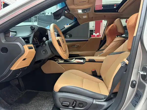 Lexus ES 2025