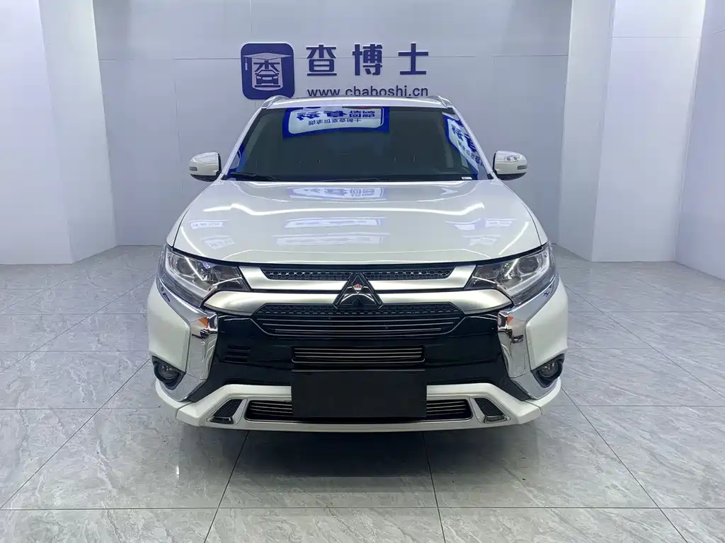 Mitsubishi Outlander 2022 — фото 2