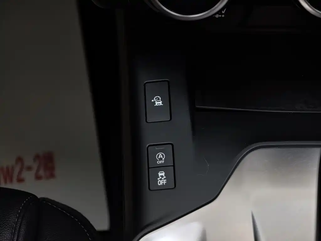 Jaguar E-PACE 2020 — фото 30