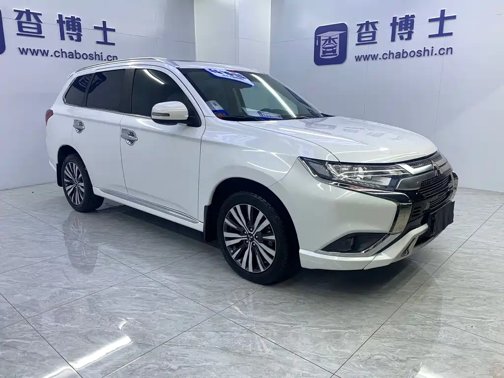 Mitsubishi Outlander 2022 — фото 3