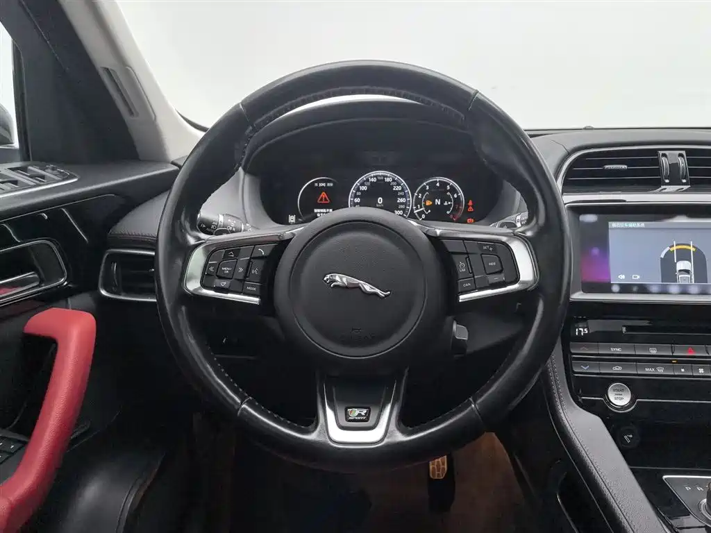 Jaguar F-PACE 2017 — фото 11