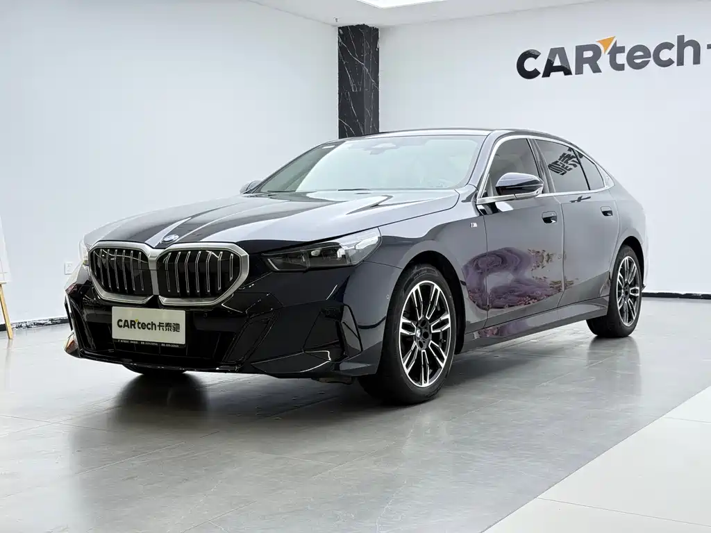 BMW 5 Series 2025 — фото 1