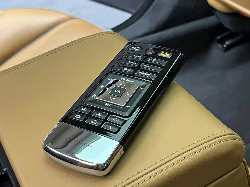 Jaguar XJ 2015 — фото 25