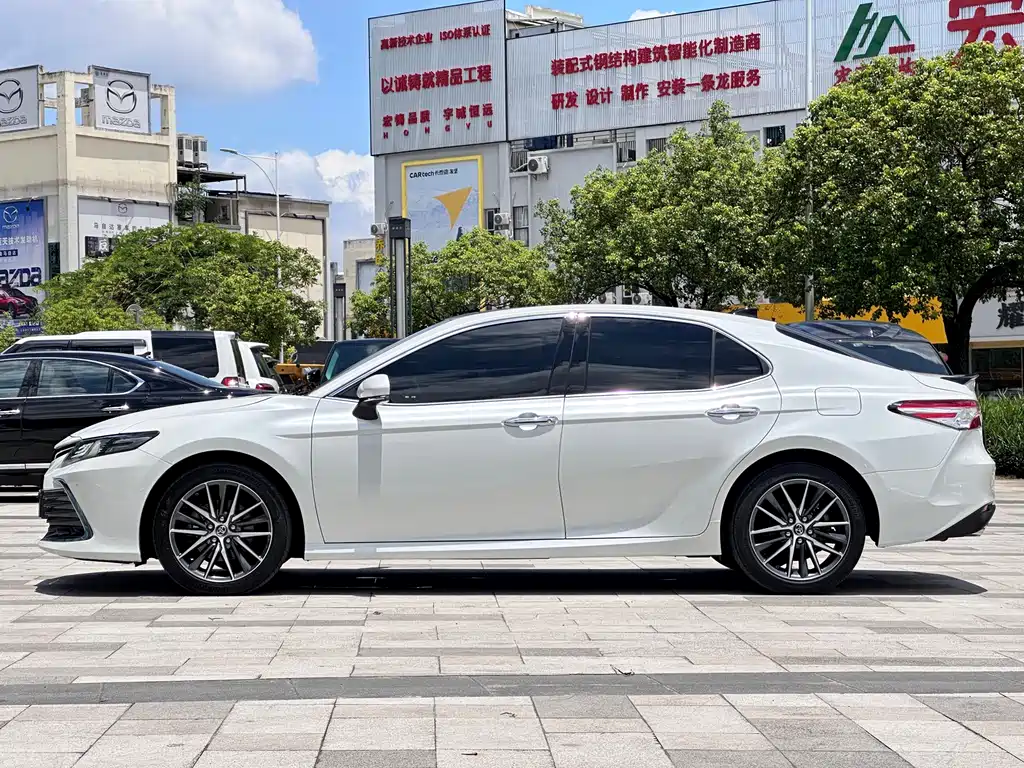 Toyota Camry 2023 — фото 6