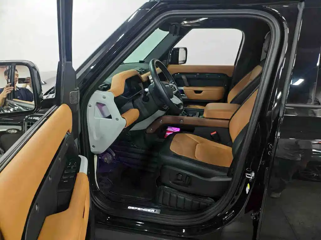 Land Rover Defender 2023 — фото 10