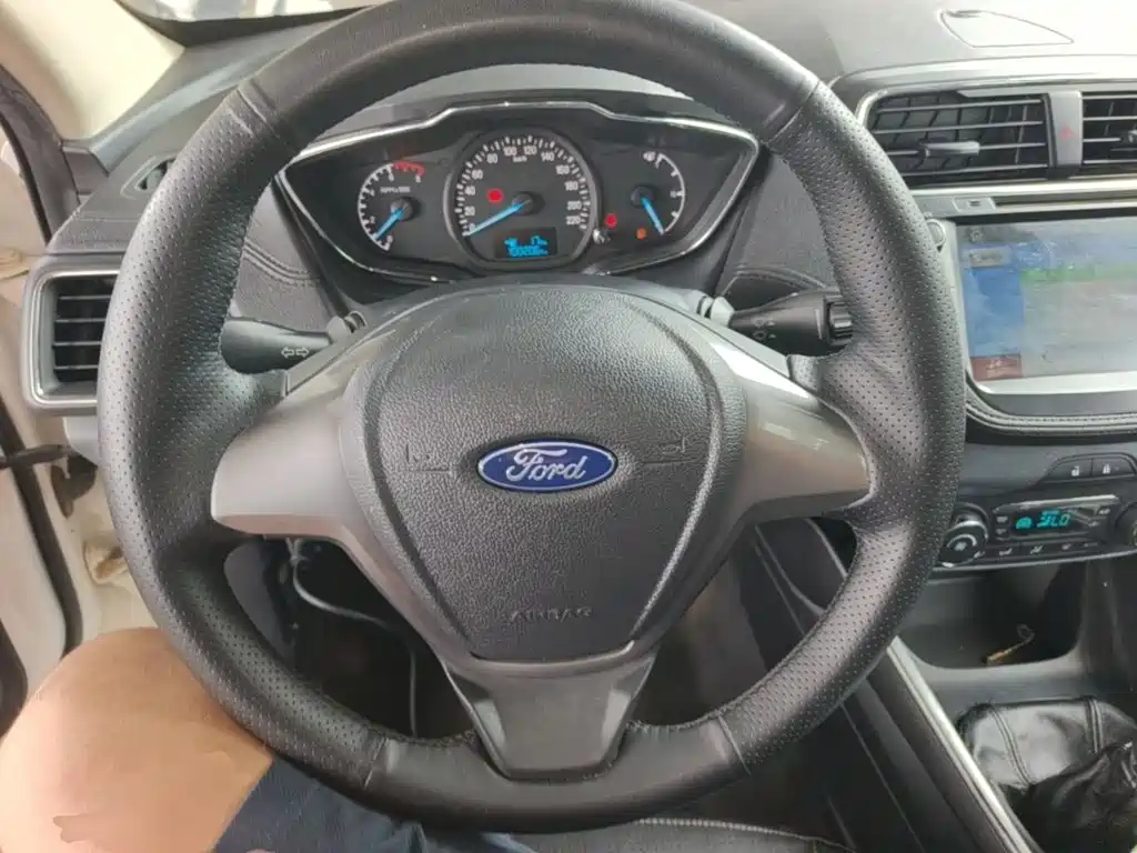 Ford Escort 2018 — фото 11
