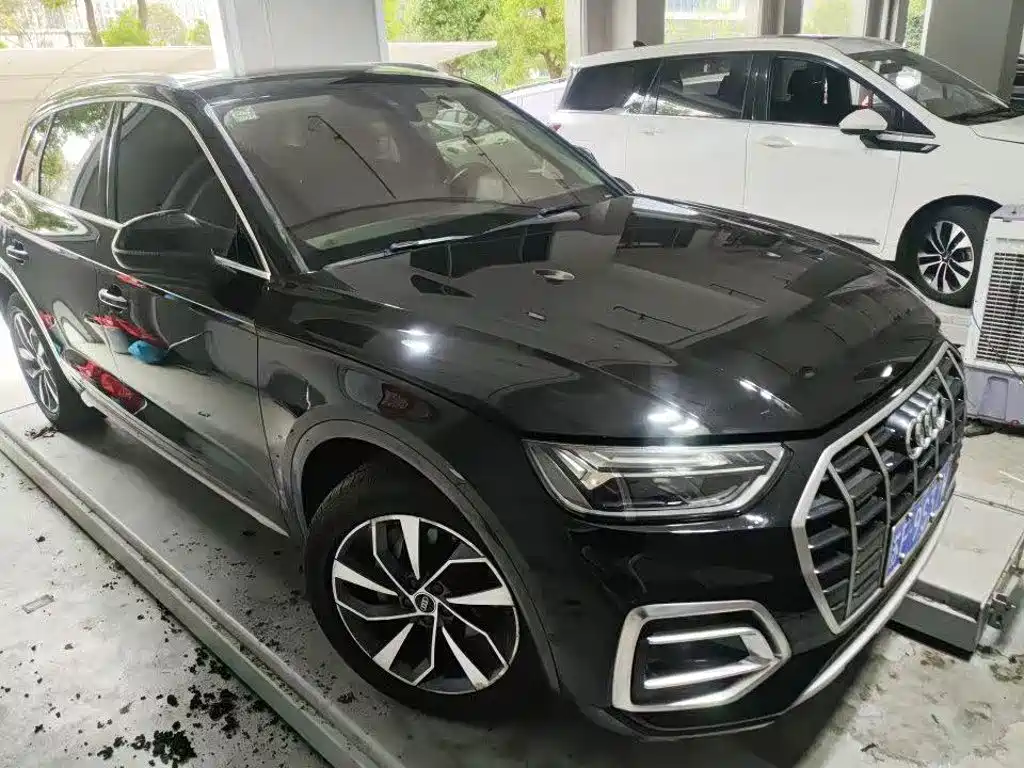 Audi Q5L 2022 — фото 1