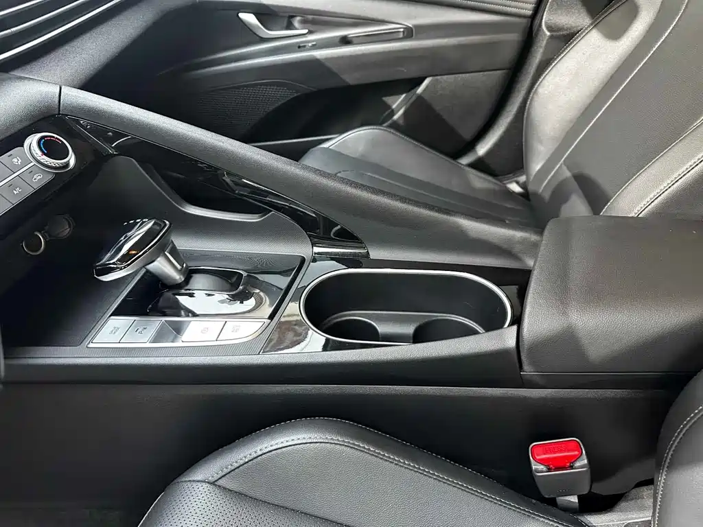 Hyundai Elantra 2023 — фото 13