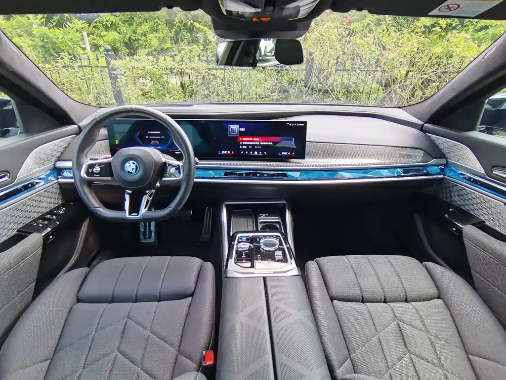 BMW i7 M70L 2024 — фото 23