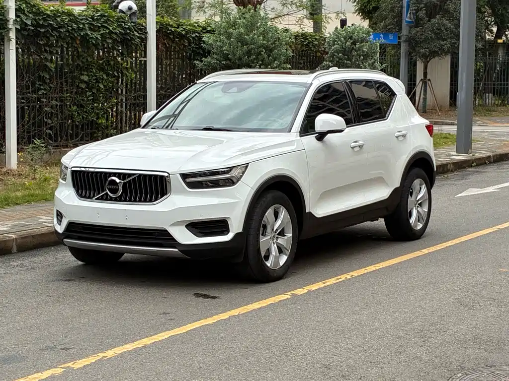 Volvo XC40 2021 — фото 1