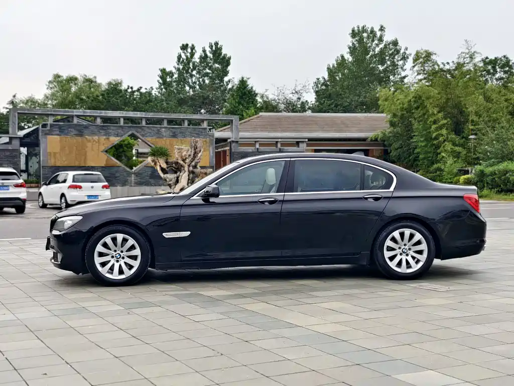 BMW 7 Series 2012 — фото 8