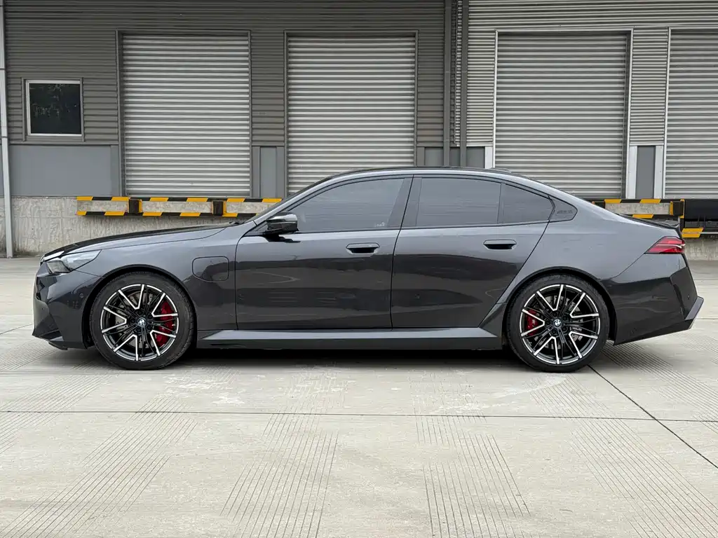 BMW M5 New Energy 2025 — фото 27