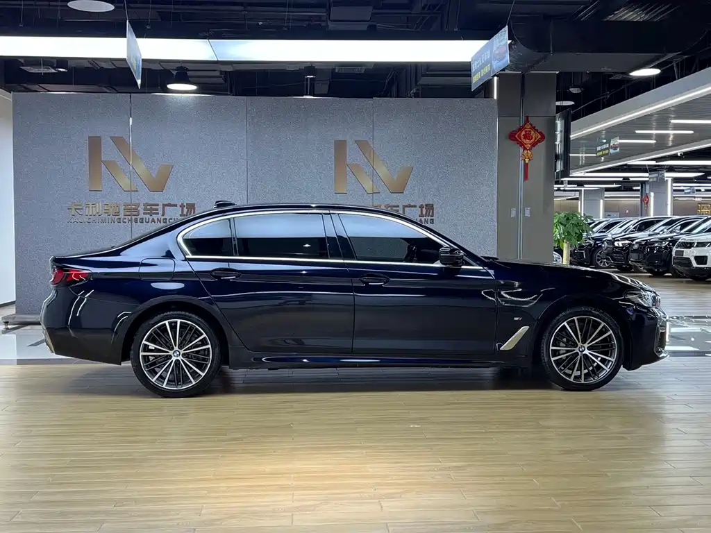 BMW 5 Series 2023 — фото 10