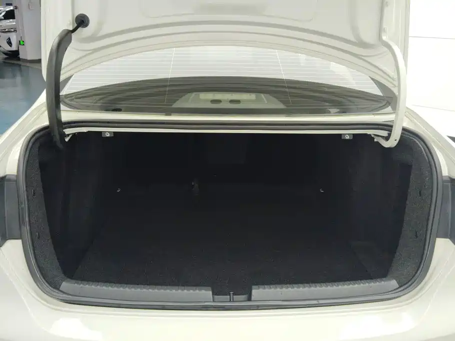 Volkswagen Sagitar 2014