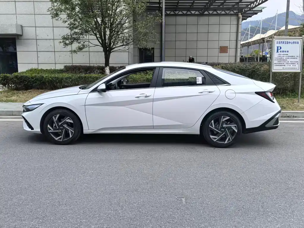 Hyundai Elantra 2025
