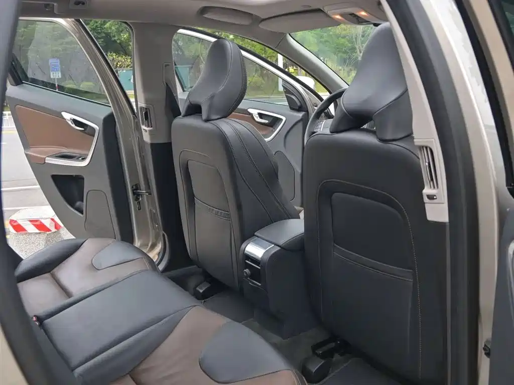 Volvo XC60 2016 — фото 13