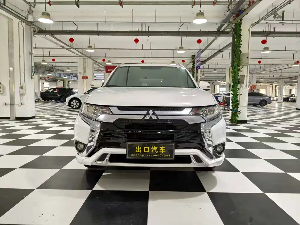 Mitsubishi Outlander 2022 — фото 2
