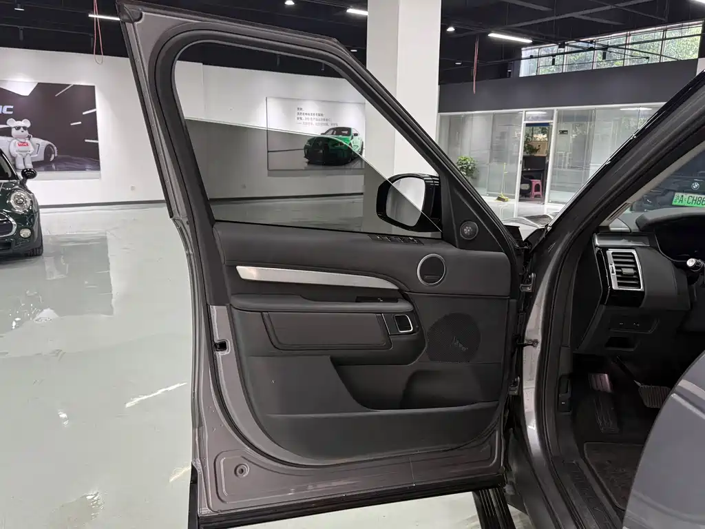 Land Rover Discovery 2020