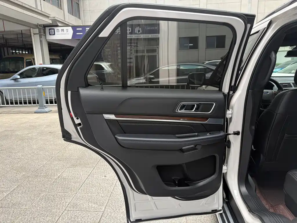 Ford Explorer 2018 — фото 19