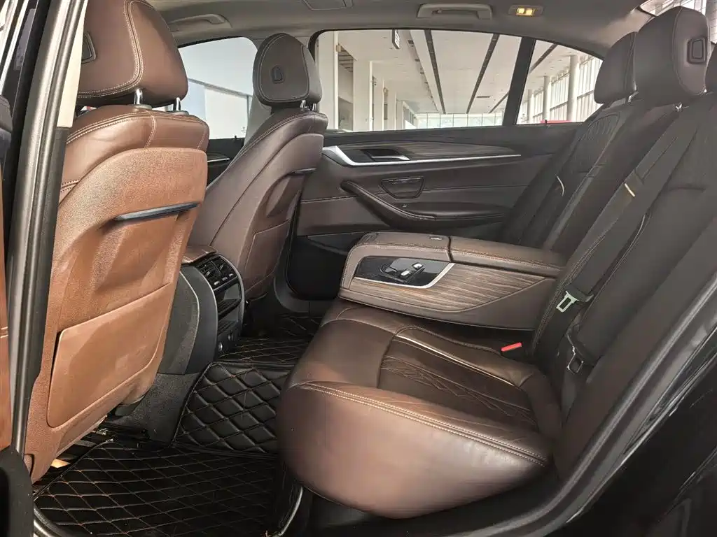 BMW 5 Series 2019 — фото 10