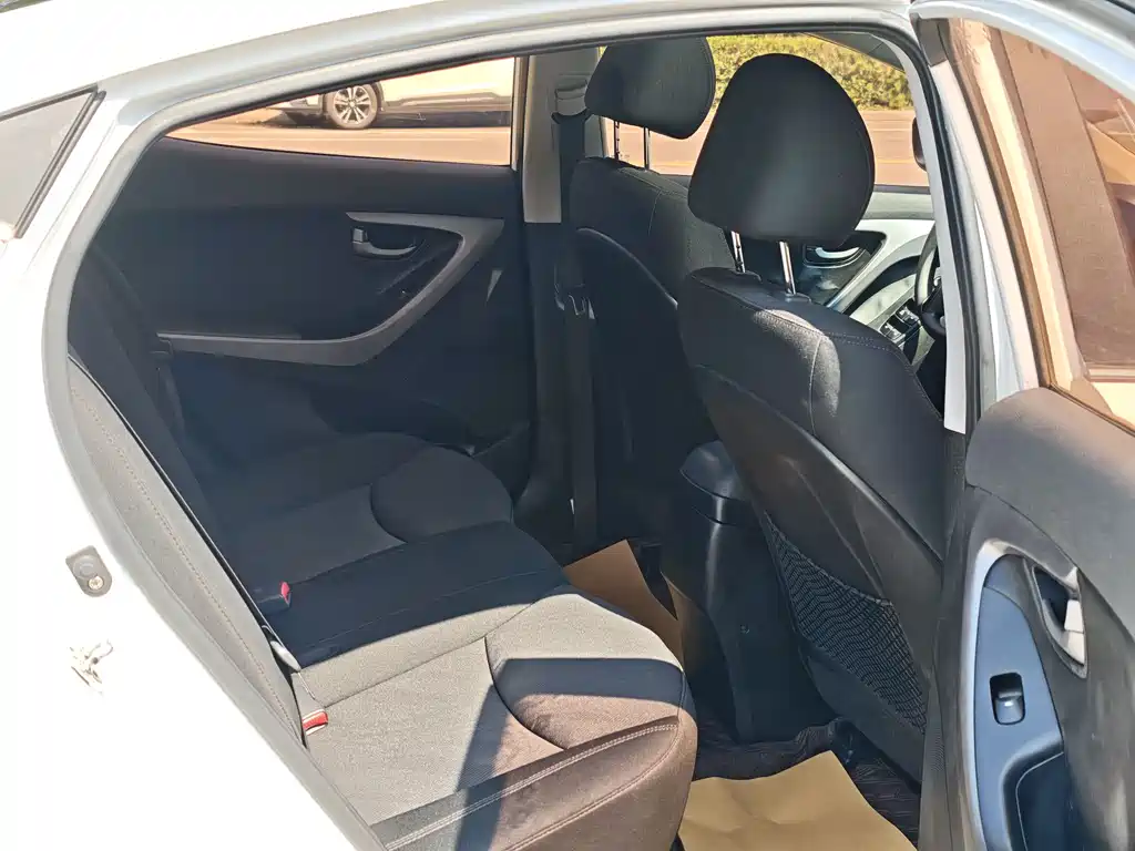 Hyundai Elantra 2016 — фото 13