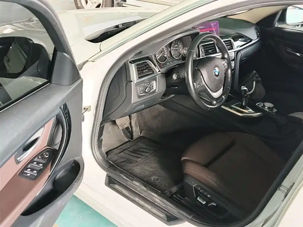 BMW 3 Series 2019 — фото 16