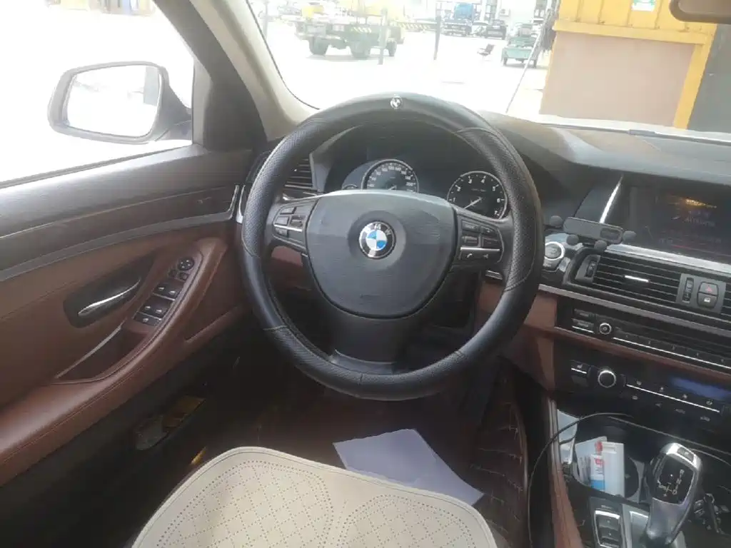 BMW 5 Series 2015 — фото 11