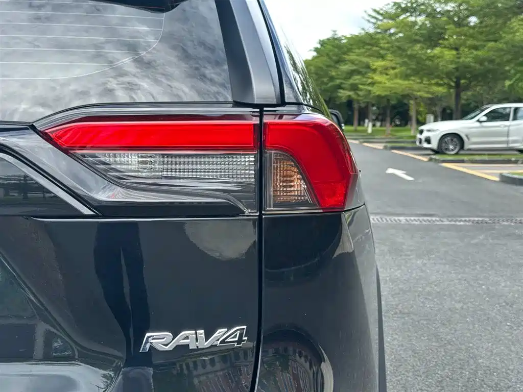 Toyota RAV4 2024 — фото 16