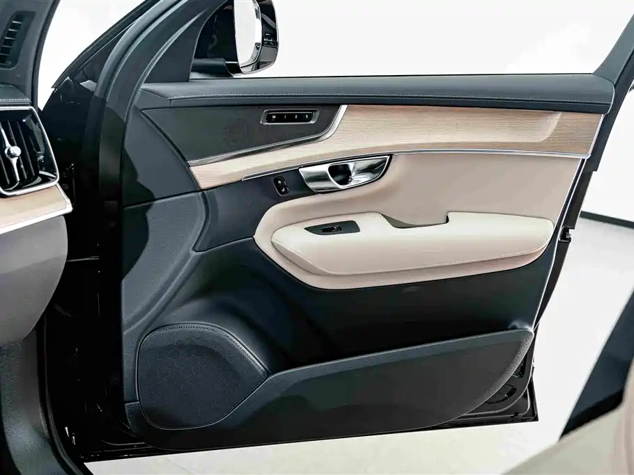 Volvo XC90 Plug-In Hybrid 2026 — фото 16
