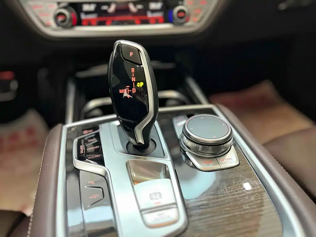 BMW 7 Series 2018 — фото 13