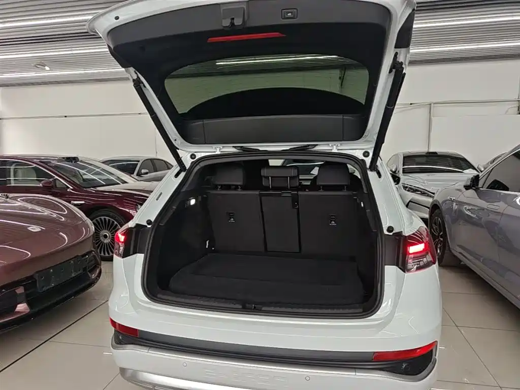Audi Q4 e-tron 2023 — фото 19