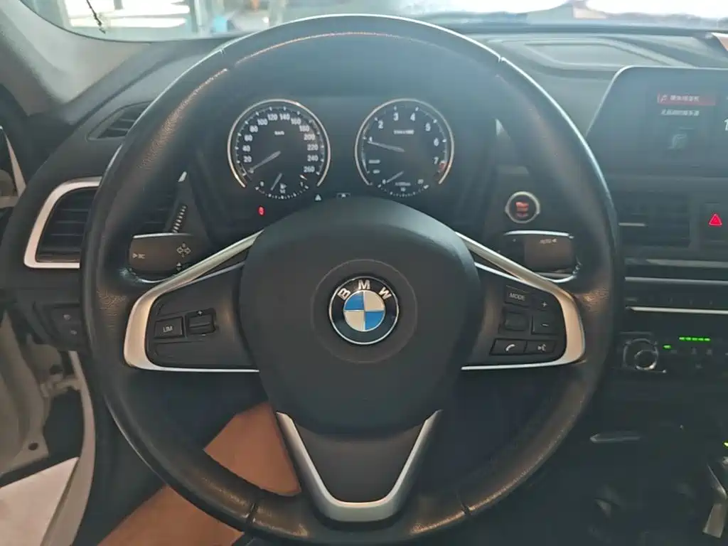 BMW 1 Series 2019 — фото 11